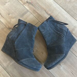 Toms Dark Gray Suede High Desert Wedge Booties Sz 8.5